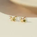 Pendientes de botón de estrella de plata esterlina S925 con dos piedras brillantes. - Oro Champán 14K Agosto Oliva Mediano