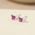 Zilveren vlinder oorknopjes met roze zirkonia stenen elegante damessieraden accessoire - Platina Robijnrood