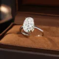 Bague en argent sterling avec moissanite ovale élégante dans boîte en velours marron - Taille US 8 (Taille HK 16-17) / RS4008 (Couleur or blanc 4,5 ct)