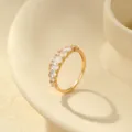 Anillo de banda chapado en oro minimalista con circonitas, elegante anillo de moda - Talla US 5 / Juego de hileras de strass (RS3778) / Oro Champagne de 14K