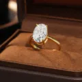 Superbe bague solitaire en argent plaqué or avec moissanite ovale et coffret velours. - Taille US 8 (Taille HK 16-17) / RS4008 (Couleur or 4,5 ct)