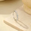 Hermoso anillo de plata esterlina 925 estilo minimalista de nicho joyería de moda - Talla US 5 / Anillo con hilera de strass (RS3779) / Oro blanco