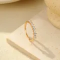 Anillo pavé de plata de ley S925 bañado en oro con brillantes cristales de circonita. - Talla US 5 / Anillo con hilera de strass (RS3779) / Oro Champagne de 14K