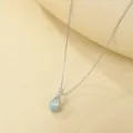 Elegante collar de gota de agua azul en plata S925, colgante delicado para mujer. - Collar (NS4033) / Oro blanco