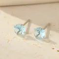 Pendientes de tuerca con circonita azul claro de plata para un estilo diario minimalista. - Estilo Aguamarina de Marzo (ES2741) / 3mm