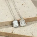 Elegante moedersparel initialen ketting met zirkonrand en vergulde afwerking voor dames. - Letter G (TN4437) / Witgoud