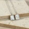 Letter K hanger ketting zilverkleurig met moedermarmer sieraden accessoire variant - Letter K (TN4437) / Witgoud