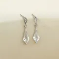 Delicados pendientes colgantes de plata, joyas minimalistas elegantes para mujeres - Pendientes de Botón Gota de Agua Rómbica (ES4291) / Oro blanco