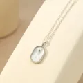 Collar de signo zodiacal Tauro en plata S925 con colgante ovalado de nácar y piedra. - Platinado - Tauro