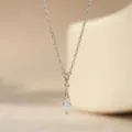 Colgante de rombo minimalista japonés de plata esterlina S925, variante de joyería. - Collar de Gota de Agua Rómbica (NS4159) / Oro blanco