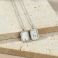 Zilveren letter N hanger ketting met moederparel en kristal details, mooi cadeau. - Letter N (TN4437) / Witgoud