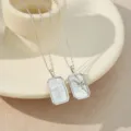 Collar con colgante de zodíaco plateado con nácar blanco incrustado elegante joyería para mujeres - Cáncer (TN4393) / Oro blanco