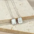 Zilverkleurige letter Q hanger ketting met witte moedersparel en stralend zonnemotief design. - Letter Q (TN4437) / Witgoud