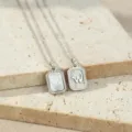 Gepersonaliseerde witte moerbeiparel 18k vergulde hanger ketting zilveren variant - Letter W (TN4437) / Witgoud