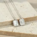 Witte moerbeiparel rechthoekige hanger ketting 18K verguld delicate gelaagde sieraden - Letter Y (TN4437) / Witgoud