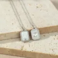 Zilverkleurige initiaal Z hanger halsketting met moederspearl en kristal details voor dames. - Letter Z (TN4437) / Witgoud
