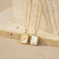Vergulde initialen ketting met moerbeiparelmoer hanger elegante dames sieraden in trendy stijl - Letter F (TN4437) / Goud