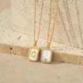 Vergulde moedersparel letter G ketting variant, elegant en stijlvol sieradencadeau voor dames. - Letter G (TN4437) / Goud