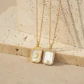 elegante vergulde koperen ketting met witte moederschelp hanger voor dames stijl. - Letter J (TN4437) / Goud