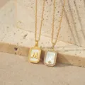 Vergulde beginletter halsketting met moerbeiparel rechthoekige hanger letter M dames. - Letter M (TN4437) / Goud