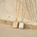 Vergulde moerbeiparel brief Q hanger ketting elegante gelaagde sieraden voor vrouwen - Letter Q (TN4437) / Goud