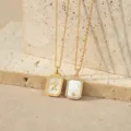 Vergulde letter R hanger ketting met witte moeraskoepel en zirkonen rand voor dames - Letter R (TN4437) / Goud