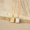 Ketting met letter T van moerbei parelmoer verguld 18K variant. Elegante choker sieraden. - Letter T (TN4437) / Goud
