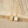 Gepersonaliseerde moerbeiparel vergulde ketting, elegante mode sieraden cadeau voor vrouw. - Letter W (TN4437) / Goud