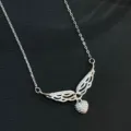 Collar de alas de ángel de plata con colgante de corazón pavé joya elegante mujer. - NS3851 - Oro blanco