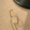 Fino anillo de plata esterlina chapado en oro 14K con piedras brillantes y banda texturizada. - Talla US 5 (HK 10-11) / Oro Champagne de 14K