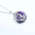 Detailansicht der silbernen Katzen-Mond-Halskette mit filigranem Schmuck. - Amethyst