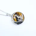Naturauge Katze Mondsichel Anhänger Halskette Detailansicht Modeschmuck Zubehör Geschenk - Tigerauge