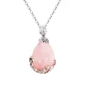 Primo piano dettagliato del ciondolo a goccia in cristallo rosa con montatura floreale in argento. - Solo Pendente (Senza Catena) / Quarzo rosa