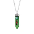 Primer plano detallado de un collar con colgante de espada de cristal natural con piedras de chakra. - Aventurina