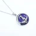 Detaillierte Nahaufnahme der Naturkristall-Mond-Katzen-Anhänger-Halskette mit Silberkette. - Lapislazuli