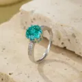 Impresionante anillo de plata esterlina S925 con gema verde brillante y detalles de circonita. - Abierto Ajustable / Azul Lago (RS3599)