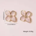 Orecchini con fiori a quattro petali smaltati vintage, elegante design con bordo dorato. - Bianco latte