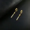 Orecchini a cerchio pendenti con vite in strass dorati da donna, dettaglio di gioielli chic. - Coppia di Orecchini a Bottone