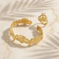 Primo piano dettagliato di bracciale rigido aperto dorato stile mare con anello stella marina. - Set Due Pezzi Bracciale E Anello Stella Marina Conchiglia Spiaggia Estiva (miou-441)