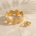 Dettaglio bracciale e anello con conchiglia dorata in stile marino e finitura metallica. - Set Due Pezzi Bracciale E Anello Conchiglia Vintage Ombre Di Marmo (miou-441)