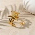 Set bracciale rigido aperto e anello con stella marina dorata, dettaglio gioielli vacanza mare. - Set Gioielli Stella Marina