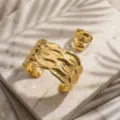 Elegante set di bracciale rigido e anello in metallo dorato con design organico e fluido. - Set Due Pezzi Bracciale E Anello Fuso Martellato Fluido Irregolare (miou-441)