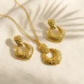 Set collana pendente orecchini geometrici dorati stile di lusso europeo elegante - Stile Martellato Geometrico (miou-430)