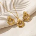 Primo piano dettagliato di un elegante set di collana e orecchini geometrici dorati. - Stile Ciondolo Esagonale (miou-427)