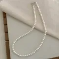 Elegante collar de perlas redondas con cierre magnético, diseño clásico para uso diario femenino. - 5mm / Oro blanco