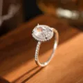Elegante anillo de compromiso de plata S925 con circonita ovalada y halo, joya de lujo. - Talla US 5 (Talla HK 10-11) / Oro blanco