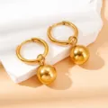 Orecchini a cerchio con sfera dorata minimalista, design a goccia sferica, gioiello chic. - Orecchini a lobo
