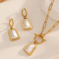 Set di gioielli con ciondolo quadrato in conchiglia bianca in acciaio al titanio placcato oro 18K - Set Collana + Orecchini