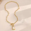 Collana con catena graffetta in acciaio dorato e ciondolo quadrato in madreperla. - Solo Catena