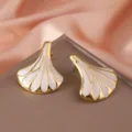 Orecchini a ventaglio placcati in oro con smalto bianco, variante di bigiotteria chic. - Bianco